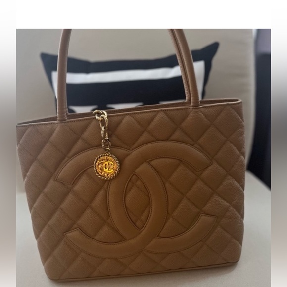 Chanel medallion tote tan leather - Picture 9 of 12
